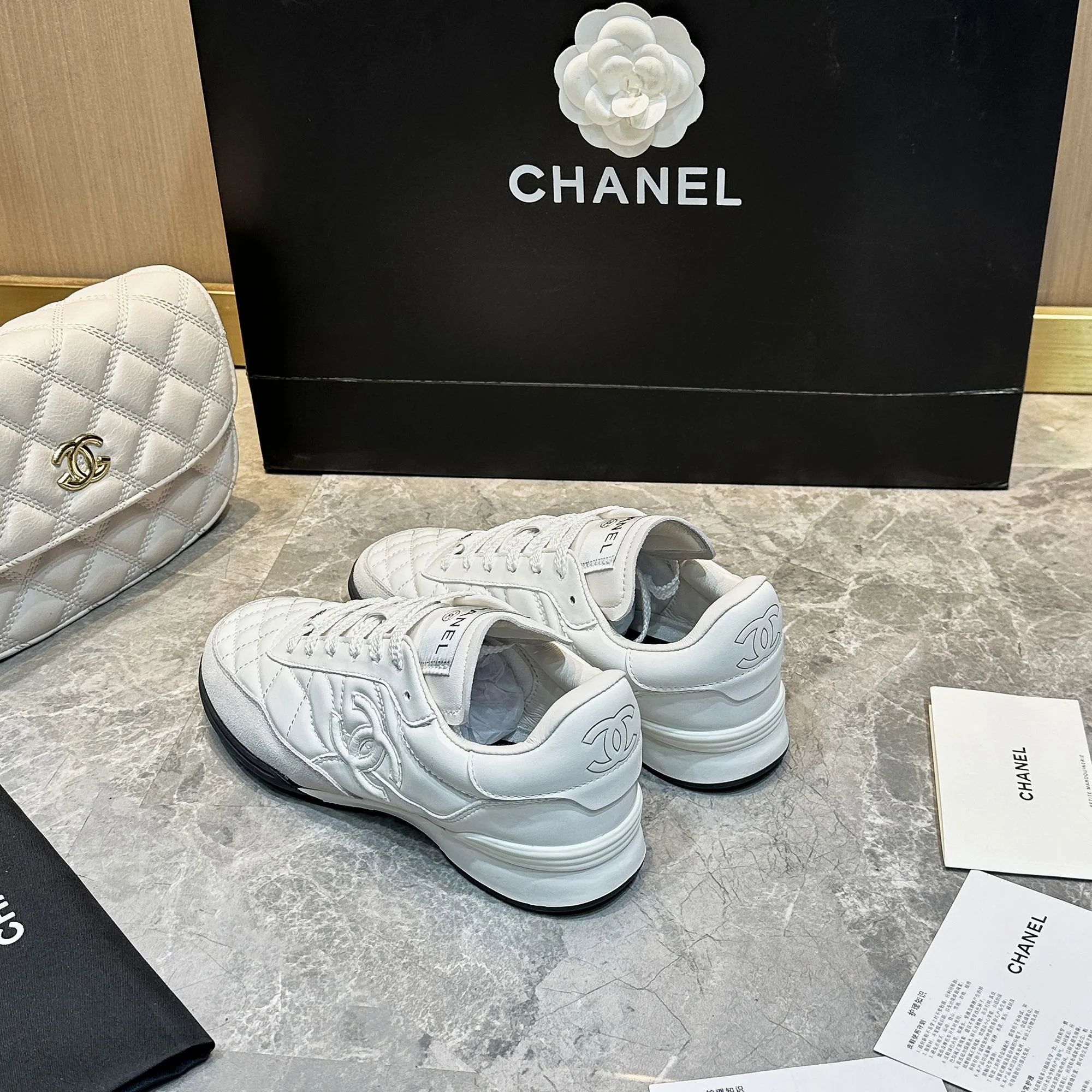 👟👟Ex-factory price 560👟👟 Chanel Chanel - 2024 counter top casual sports shoes This classic design; the upper is electro-embroidered with a variety of techniques; the outsole is fashionable and sporty; it is unusual to incorporate a variety of color matching elements... The diversified mix and match is very beautiful and versatile, casual, fashionable, sports and outdoor can be taken into account... ꫛꫀꪝ Go➫ Material: ❶Upper is made of: Original imported mixed-breed sheep ❷Inside made of: original imported breathable sheepskin ❸Outsole based on: original TPU outsole Full set of boutique packaging for women 35–41
